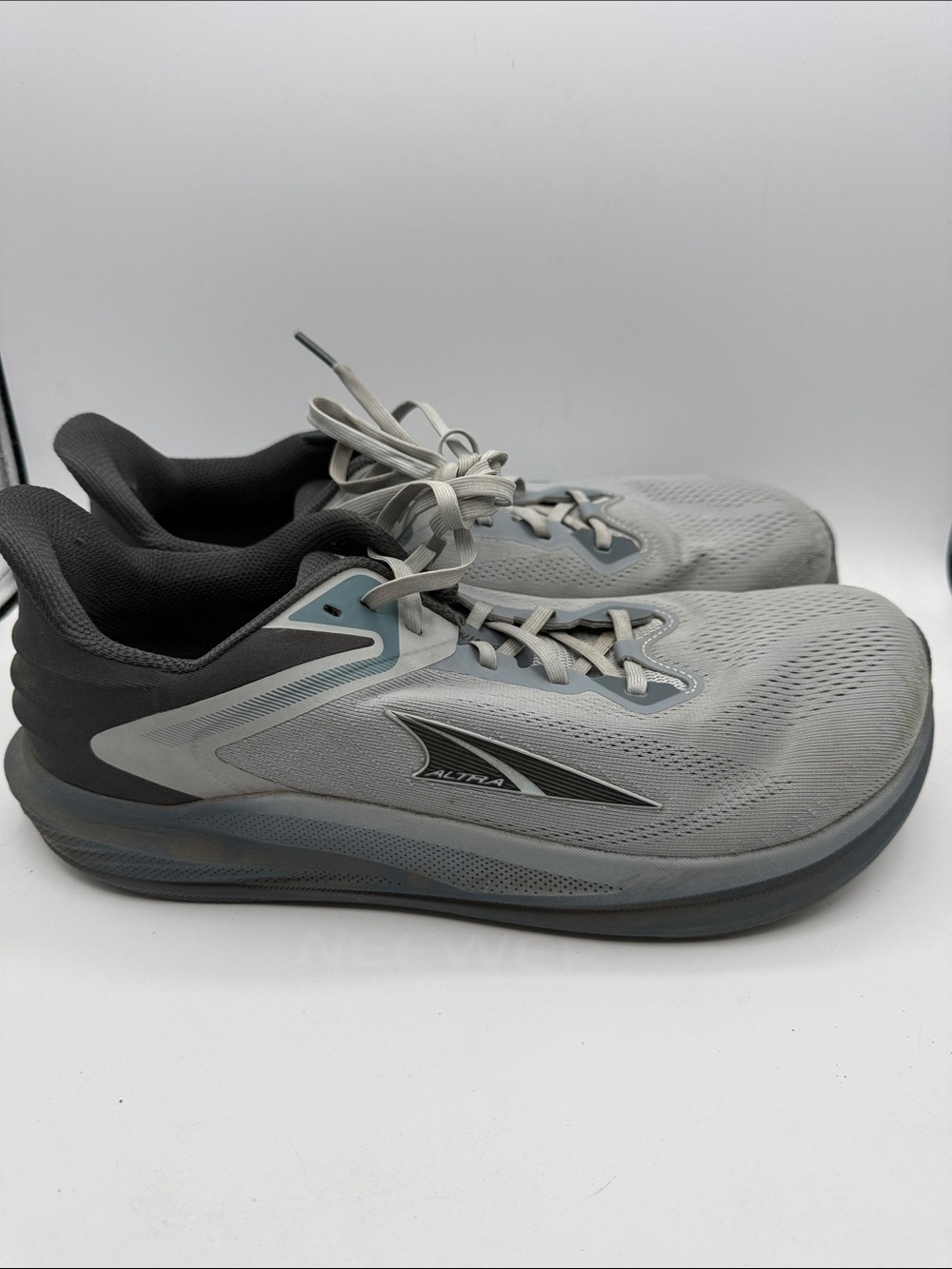 Altra Torin 8 men’s 10 Light Grey and Black  no insoles S15
